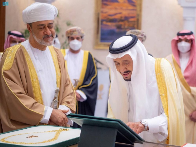 وسام عماني رفيع للملك سلمان .. وقلادة الملك عبدالعزيز للسلطان هيثم