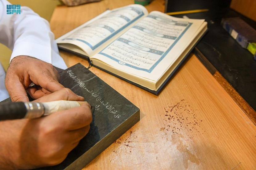 نحات في تبوك يقضي 8 سنوات في نحت القرآن الكريم كاملا على 30 لوحا رخاميا