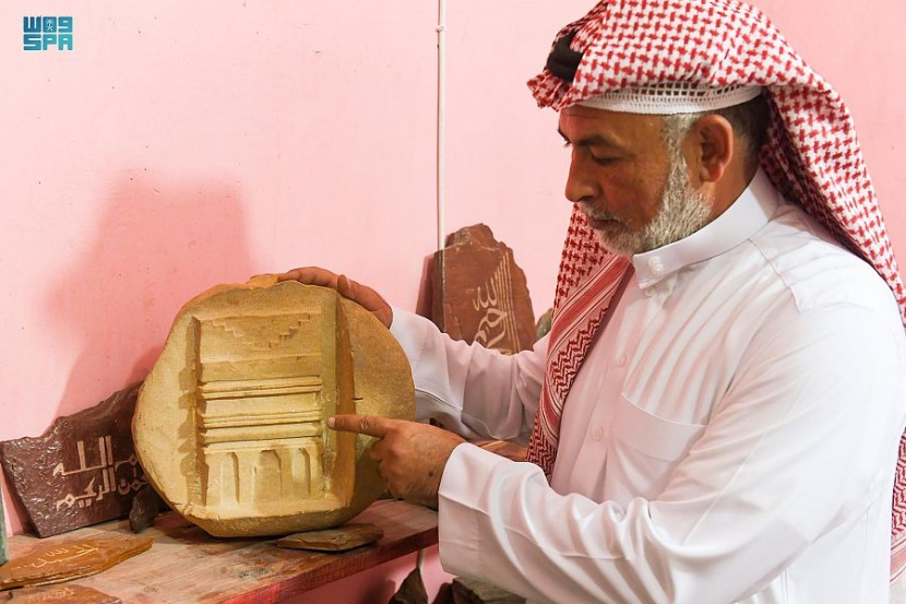 نحات في تبوك يقضي 8 سنوات في نحت القرآن الكريم كاملا على 30 لوحا رخاميا