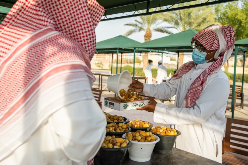 "بوابة الدرعية" تنظم سوق التمور لدعم المزارعين المحليين
