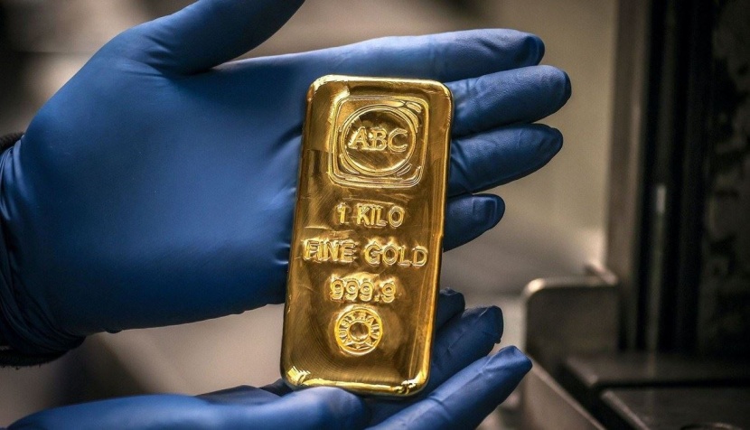 الذهب يهبط عن قمة شهر مع ارتفاع الدولار والعوائد الأمريكية
