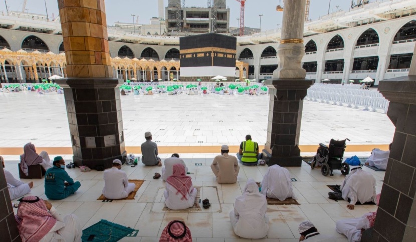 جموع المصلين يؤدون صلاة الجمعة في رحاب المسجد الحرام 