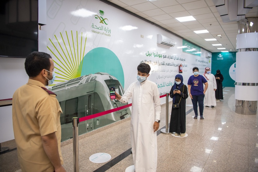 استعدادا للعودة الحضورية إلى المدارس .. إقبال كبير من الطلاب والطالبات في الحصول على لقاح كورونا 