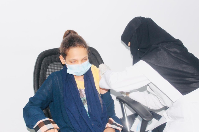 استعدادا للعودة الحضورية إلى المدارس .. إقبال كبير من الطلاب والطالبات في الحصول على لقاح كورونا 