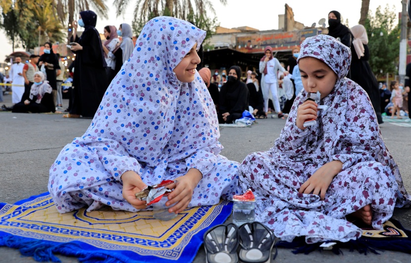 المصلون يؤدون صلاة عيد الأضحى في مختلف أنحاء العالم