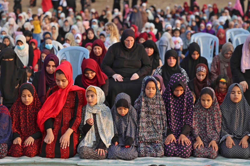 المصلون يؤدون صلاة عيد الأضحى في مختلف أنحاء العالم