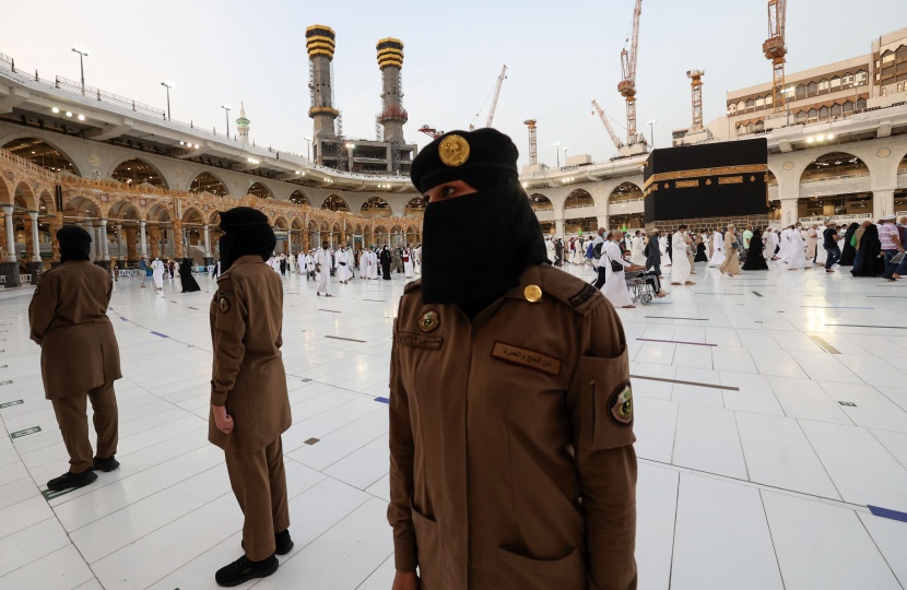 شرطيات سعوديات يمارسن عملهن أثناء قيام المصلين بالطواف حول الكعبة المشرفة 