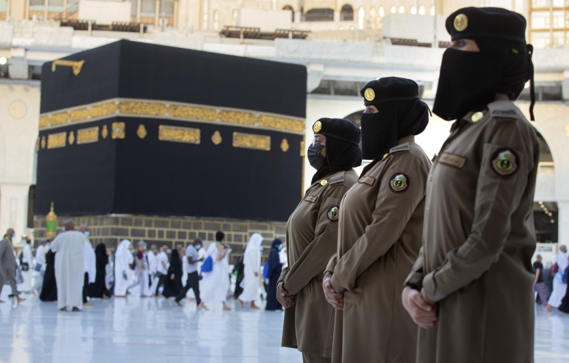 شرطيات سعوديات يمارسن عملهن أثناء قيام المصلين بالطواف حول الكعبة المشرفة 