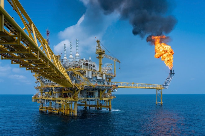 النفط يهبط دولارا للبرميل مع تهديد "كورونا" وسيول الصين للطلب 