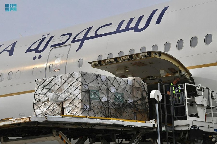 وصول أولى طلائع الجسر الجوي السعودي الإغاثي إلى ماليزيا للإسهام في مواجهة جائحة كورونا