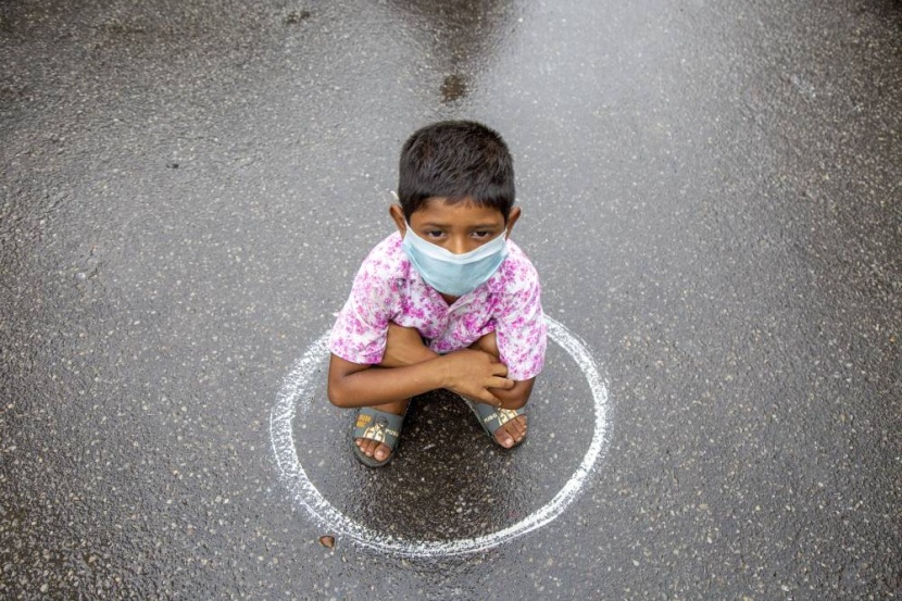 #صورة | طعام بلا مقابل .. طفل بنجلاديشي يأخذ مكانه للحصول على غذاء توفره شرطة العاصمة دكا أثناء الإغلاق الصارم أمس