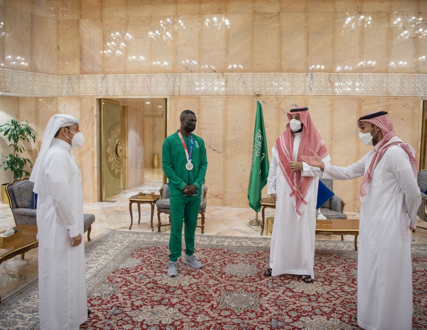 ولي العهد يلتقي اللاعب طارق حامدي الحائز على الميدالية الفضية في أولمبياد طوكيو 2020