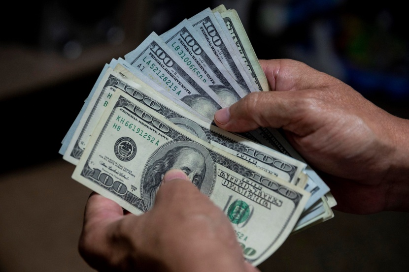 الدولار يرتفع أمام 6 عملات مع تنامي الرهان على خفض التحفيز