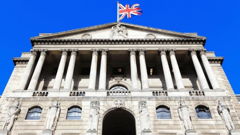 المركزي البريطاني يتوقع ارتفاع التضخم ويبقي على خطط التحفيز 