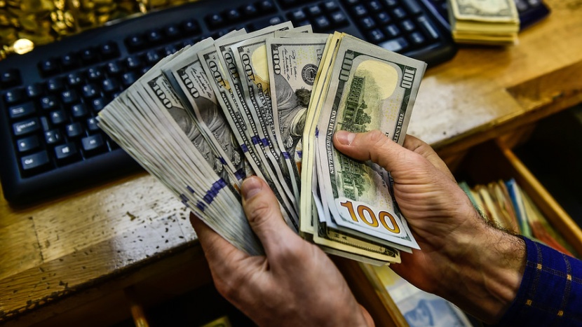 المستثمرون يتدفقون على الملاذات الآمنة.. النقد استقطب 24.7 مليار دولار في أسبوع