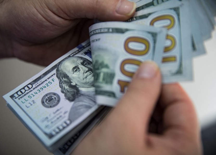 الدولار يستقر دون أعلى مستوى في أسبوعين ونصف قبل بيانات التضخم