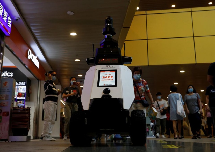 في سنغافورة .. روبوتات تجوب الشوارع لرصد السلوكيات السلبية