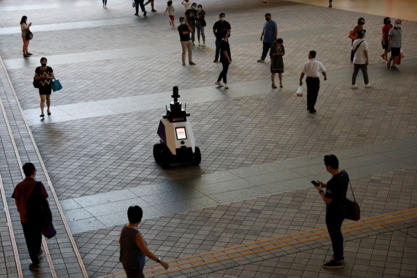 في سنغافورة .. روبوتات تجوب الشوارع لرصد السلوكيات السلبية