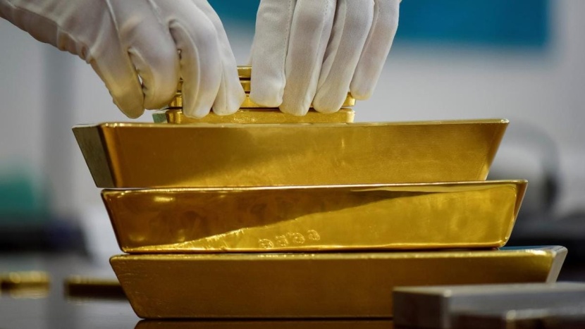 وسط ضبابية التحفيز .. الذهب يتماسك قرب 1800 دولار