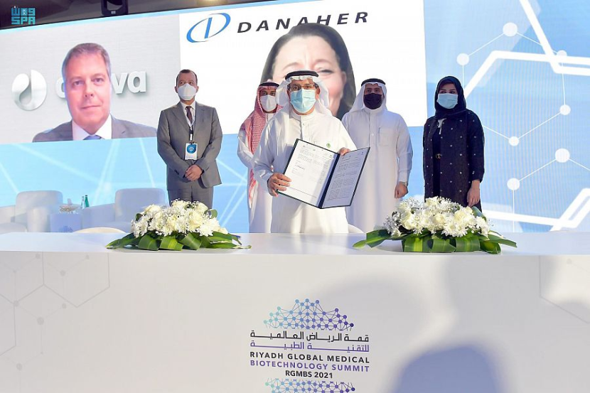 3 اتفاقيات سعودية مع شركات عالمية لصناعة اللقاحات وتطوير أبحاث التقنية الطبية