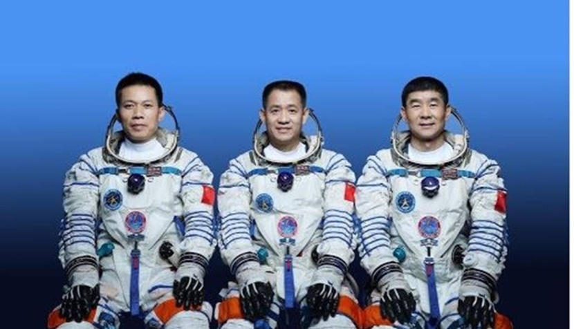 رواد صينيون يعودون إلى الأرض بعد إنجاز مهمة في الفضاء