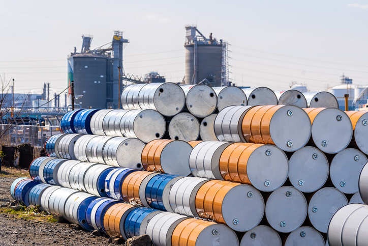 النفط يستقر فوق 75 دولارا بعد عودة بطيئة للإمدادات الأمريكية 