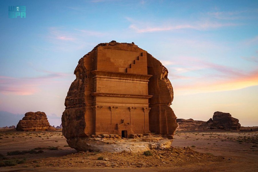 في صخورها بريق الماضي وأصالته.. العلا تصحب السياح في رحلة إلى عاصمة العالم القديم