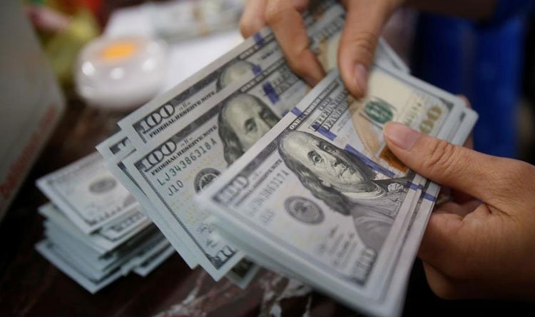 الدولار يتراجع عن أعلى مستوياته في شهر 