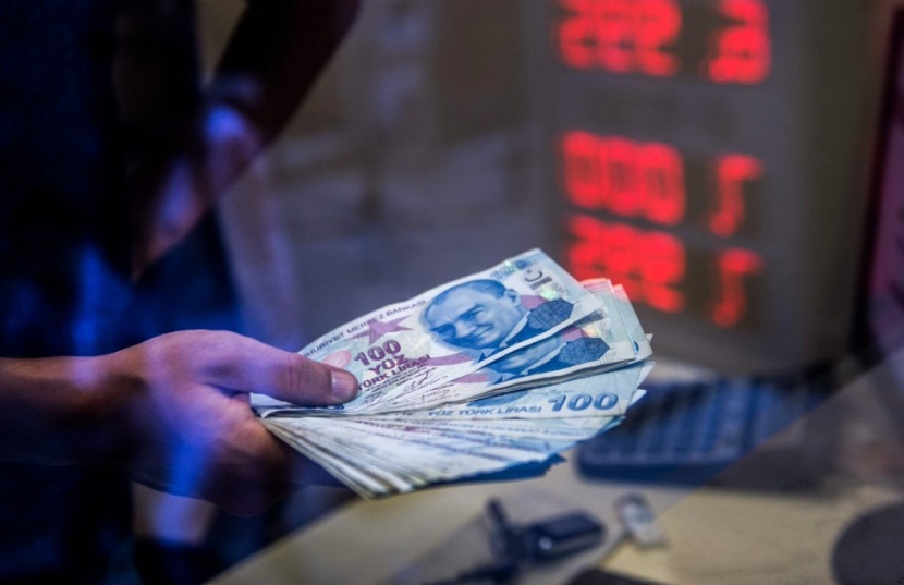 الليرة التركية قرب أدنى مستوياتها على الإطلاق بعد خفض أسعار الفائدة 