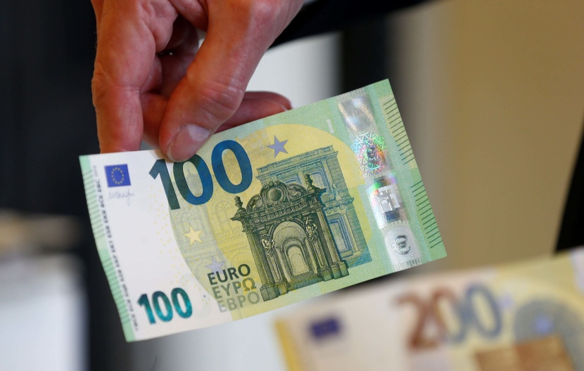 اليورو يرتفع قبيل قرار المركزي الأوروبي بشأن شراء السندات