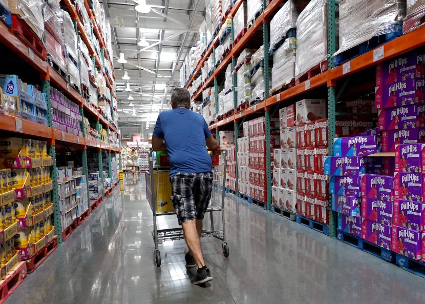 إنفاق المستهلكين الأمريكيين يفوق التوقعات في أغسطس والتضخم يرتفع