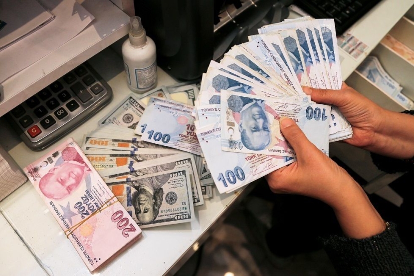الليرة التركية تهبط لمستوى قياسي جديد وسط مخاوف من خفض أسعار الفائدة 