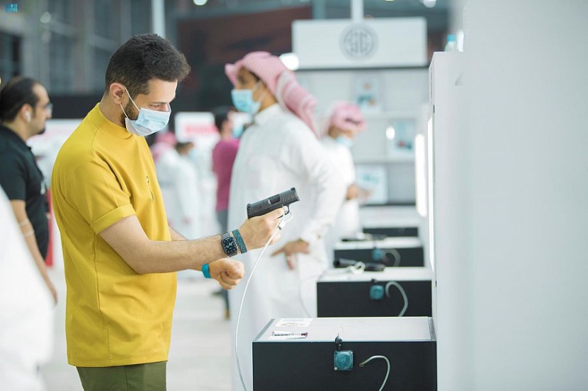 عرض أصغر مسدس في معرض الصقور والصيد السعودي الدولي 
