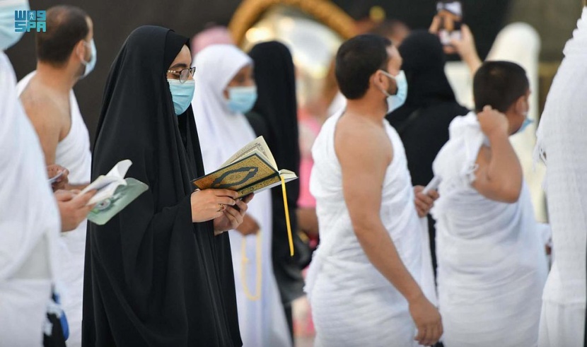 أجواء إيمانية تحف المصلين في صلاة الفجر بالمسجد الحرام بعد إلغاء التباعد الجسدي