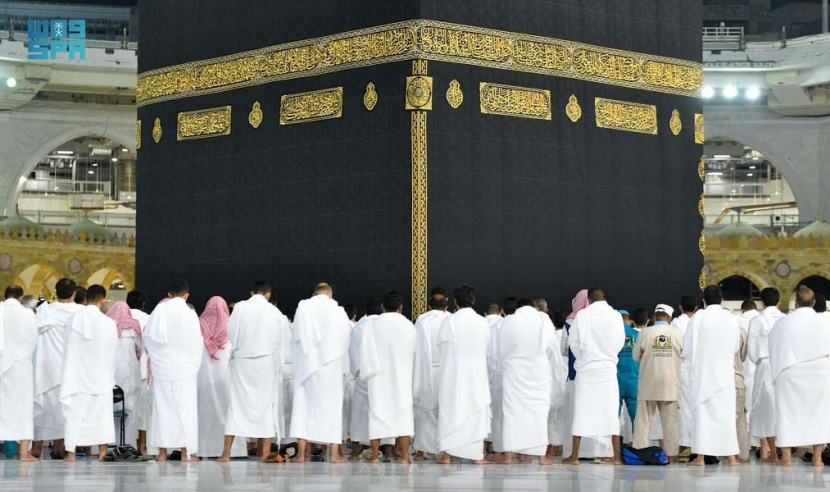 أجواء إيمانية تحف المصلين في صلاة الفجر بالمسجد الحرام بعد إلغاء التباعد الجسدي