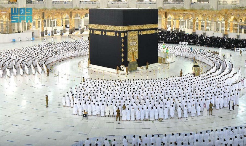 أجواء إيمانية تحف المصلين في صلاة الفجر بالمسجد الحرام بعد إلغاء التباعد الجسدي