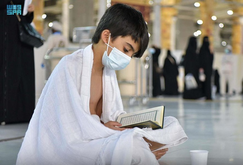 أجواء إيمانية تحف المصلين في صلاة الفجر بالمسجد الحرام بعد إلغاء التباعد الجسدي