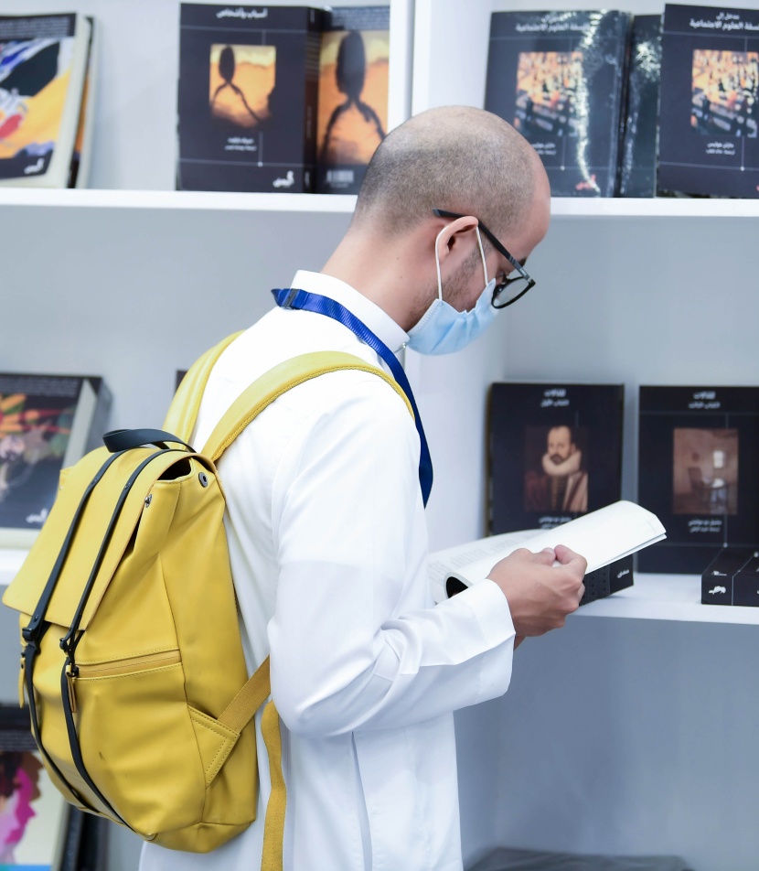 توافد محبي الكتب على معرض الكتاب في ثاني أيامه