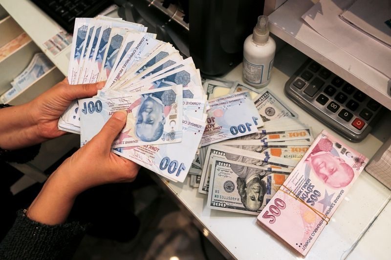 الليرة التركية تلامس أدنى مستوياتها على الإطلاق.. عند 9.85 مقابل الدولار 