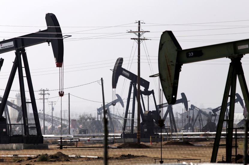 النفط ينخفض 2% إلى 84.6 دولار بعد زيادة كبيرة في المخزونات الأمريكية