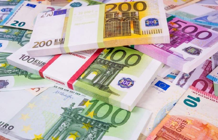 اليورو ينخفض 0.2 % قبل اجتماع المركزي الأوروبي 