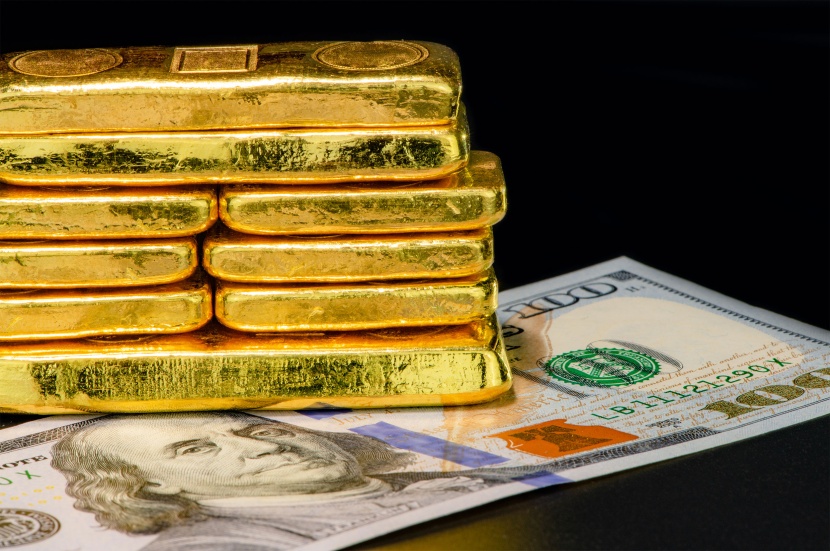 الذهب يهبط مع صعود الدولار وارتفاع عوائد السندات
