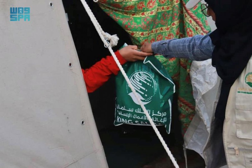 مركز الملك سلمان للإغاثة يوزع الملابس على الأسر النازحة بمحافظتي عدن ومأرب