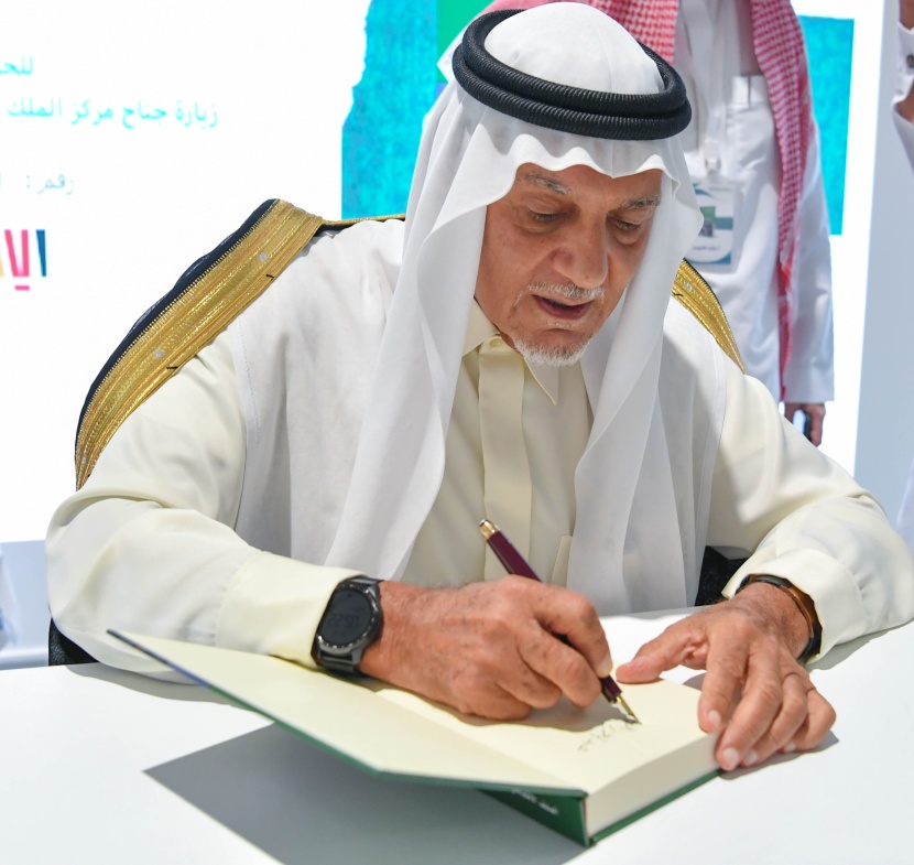 على هامش معرض الكتاب.. الأمير تركي الفيصل يوقع كتابه "الملف الأفغاني" باللغة العربية