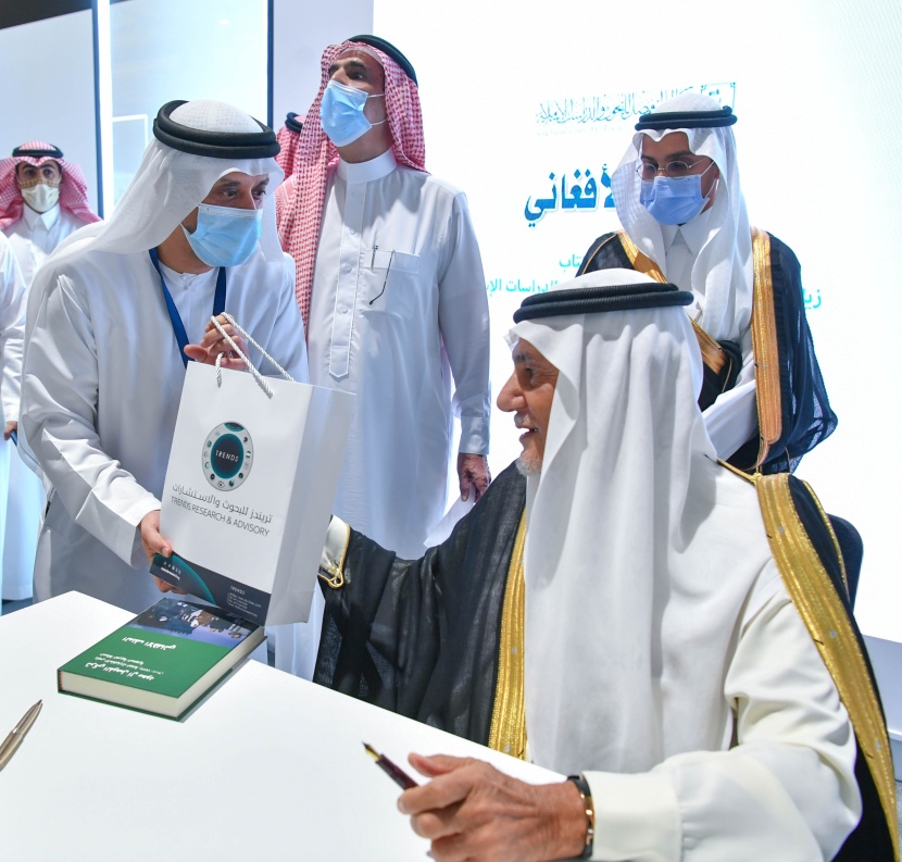على هامش معرض الكتاب.. الأمير تركي الفيصل يوقع كتابه "الملف الأفغاني" باللغة العربية
