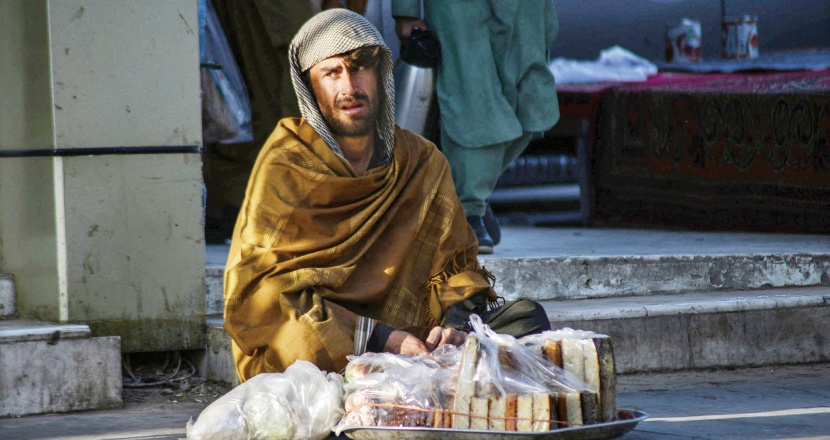 بائع يعرض الكعك على طريق جانبي في مدينة قندهار الأفغانية