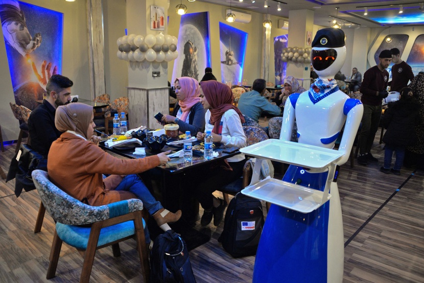 في الموصل العراقية .. روبوت ينقل زبائن مطعم في رحلة نحو المستقبل