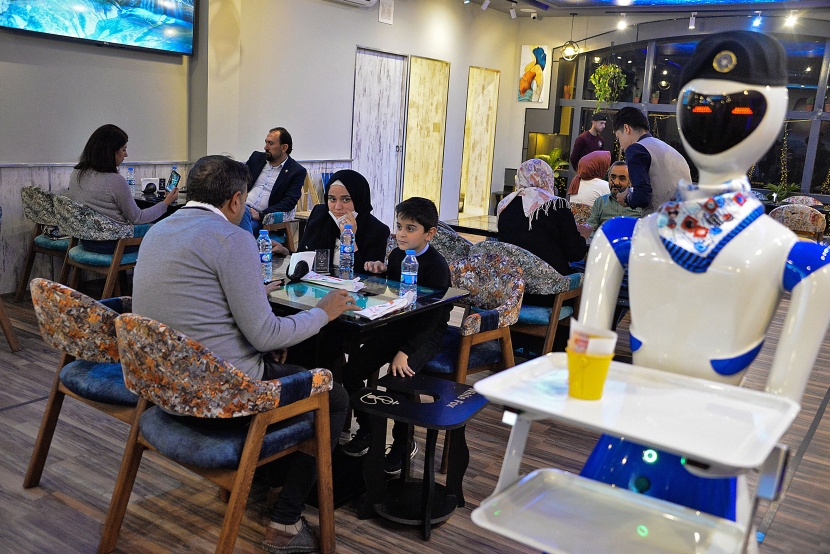 في الموصل العراقية .. روبوت ينقل زبائن مطعم في رحلة نحو المستقبل