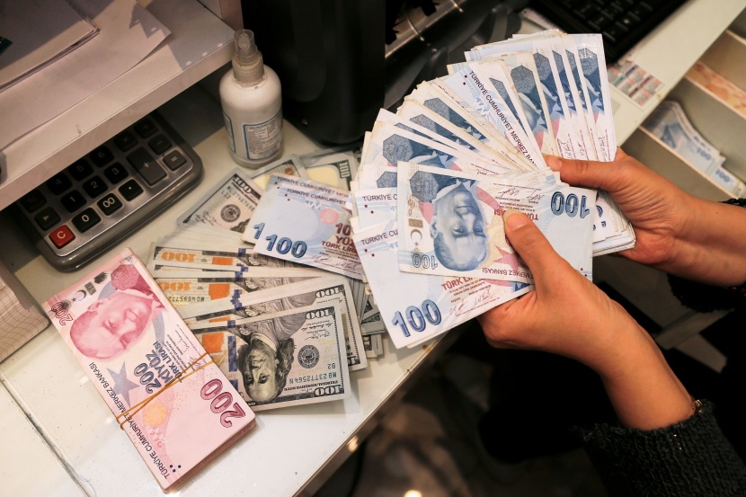 العملة التركية تهبط إلى أدنى مستوى تاريخي.. 13 ليرة لكل دولار