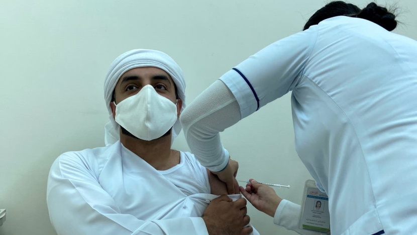 الإمارات تعلن أن 100% من سكانها تلقوا الجرعة الأولى من لقاح كوفيد-19